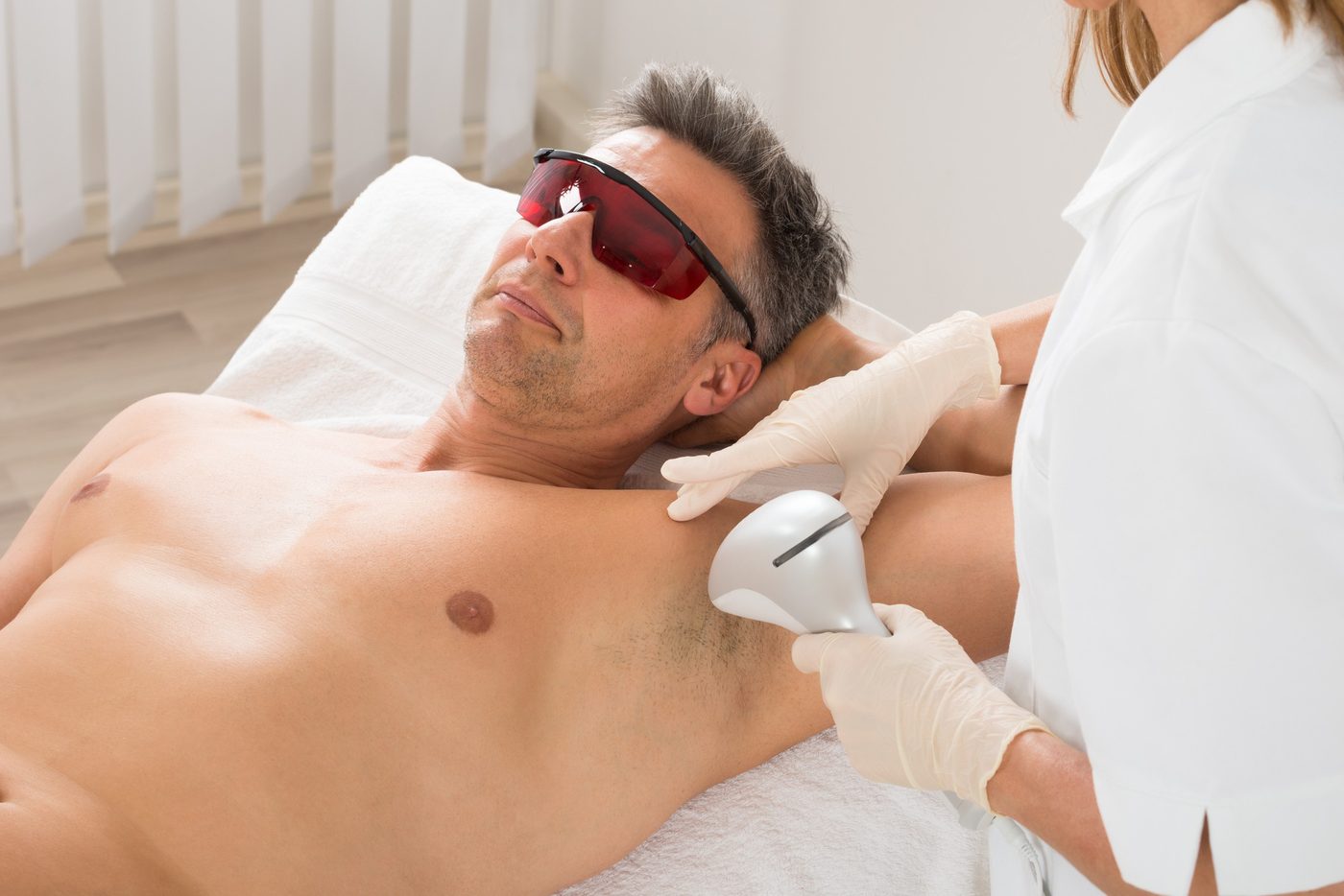 IPL-Behandlung an der Brust mit Schutzbrille
