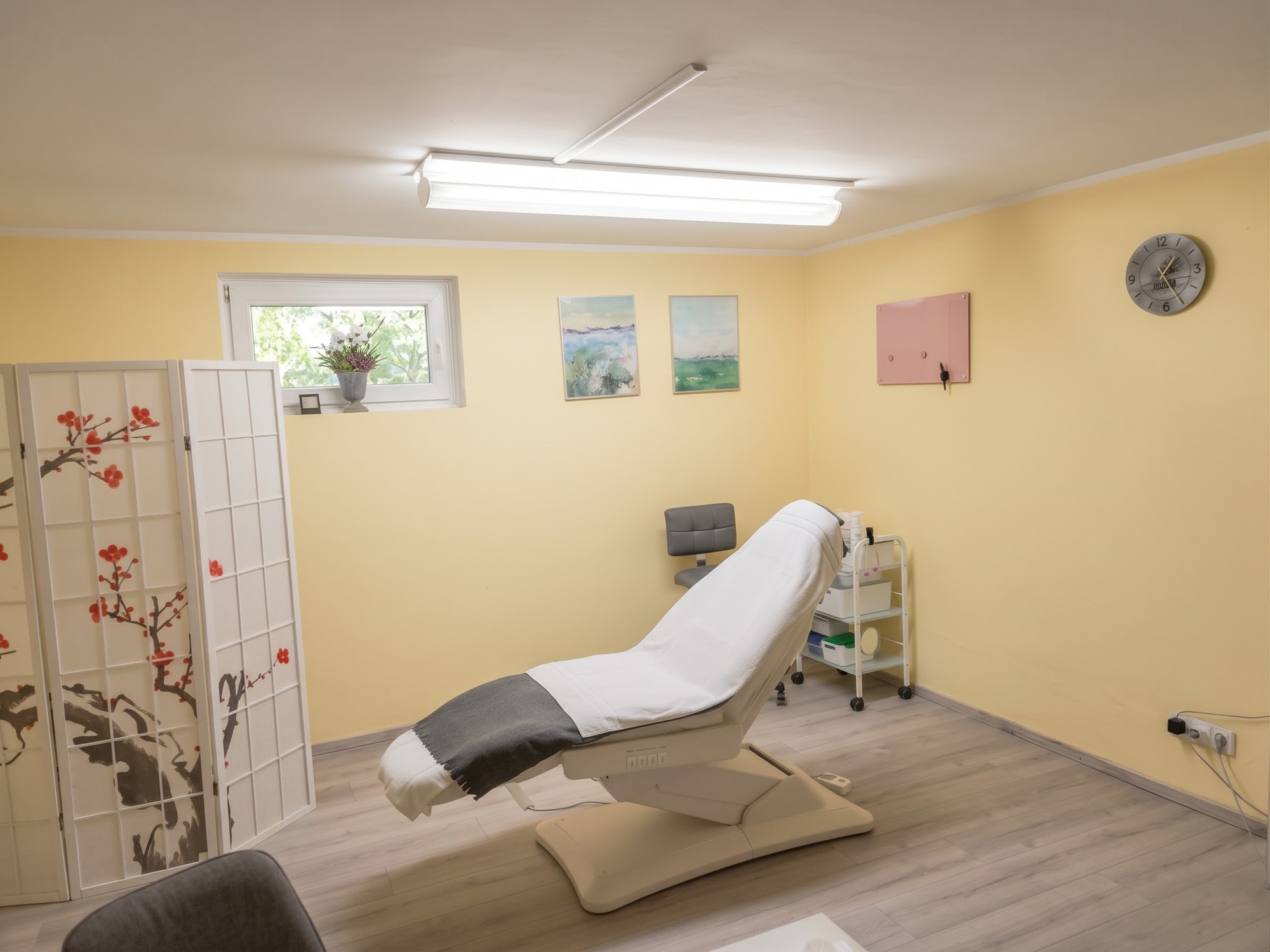 Behandlungsraum mit IPL-Liege